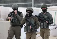 جندي إسرائيلي يطارد قادته بالسلاح