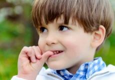 قضم الأظافر يؤدي إلى الإصابة بمشاكل صحية خطيرة عند الأطفال