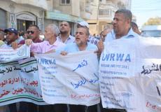 مئات اللاجئين يشاركون في وقفة احتجاجية أمام مقر "الأونروا" بغزة