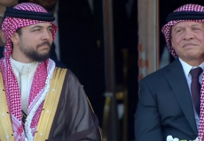 ما هو مضمون الورقة التي سلمها الطفل للملك الأردني في حفل عشاء القرا