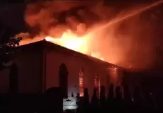 اندلاع حريق هائل داخل مبنى أثري في إسطنبول