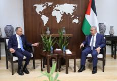 رئيس الوزراء محمد اشتية مع سفير جمهورية مصر العربية لدى دولة فلسطين إيهاب سليمان