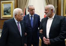 الرئيس عباس مع هنية ويتوسطهم الرئيس التركي رجب أردوغان