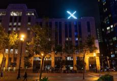 إزالة شعار تويتر الجديد "X" من أعلى مبنى الشركة