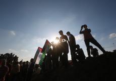 شبان يحملون أعلام فلسطين على حدود شرق غزة قبل أيام