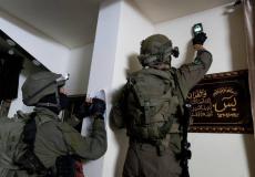 قوة هندسية تأخد قياسات منزلي منفذي عملية الخليل تمهيدا لهدمها