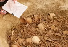 من آثار القرية التي تعود ال العصر الحجري الحديث