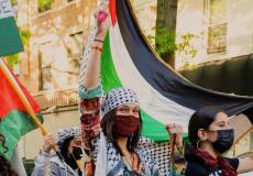 بيلا حديد خلال تضامنها مع فلسطين بإحدى المظاهرات