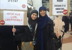 فرنسا تحظر لبس العباءة الإسلامية في المدارس