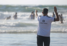 مُنقذ بحري في غزة يوجه إرشاداته للمواطنين