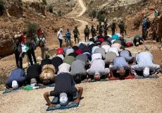 مواطنون يؤدون صلاة الجمعة فوق الأراضي المهددة بالاستيلاء غرب سلفيت