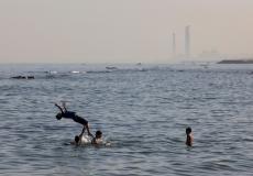 غزيون يقضون عطلة يوم الجمعة على شاطئ بحر غزة.. تصوير الفرنسية