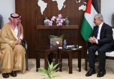 رئيس الوزراء لدى استقباله سفير السعودية لدى فلسطين