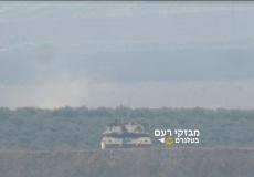 آلية عسكرية إسرائيلية تعتلي أحد السواتر الرملية مقابل موقع ملكة شرقي غزة
