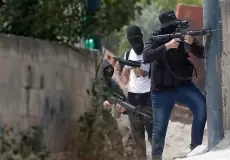 مسلحون فلسطينيون خلال تصديهم لقوات الاحتلال - أرشيف