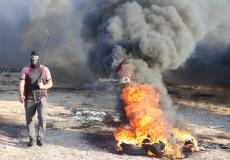 شبان يحرقون الإطارات المطاطية على حدود شرق غزة