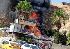 اندلاع حريق في مشطب للسيارات جراء إطلاق الاحتلال لقنابل الغاز خلال اقتحام بلدة أبو ديس شرق القدس