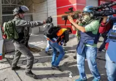 الاحتلال يهاجم الصحفيين ويطرد المصلين من المسجد الأقصى