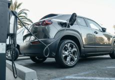 السيارات الكهربائية - تويوتا على الشاحن