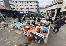 غزة - انتشال 30 شهيدا مدفونين في مقبرتين داخل مجمع الشفاء