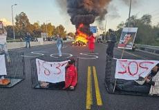 إسرائيليون يغلقون شارعا قرب القدس