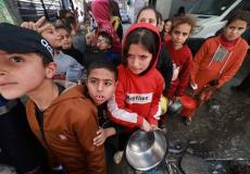أطفال فلسطينيون يتوافدون للحصول على الغذاء من التكيات الخيرية