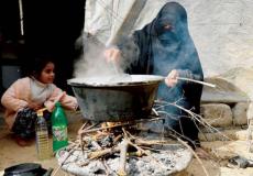 الحياة البدائية تعود إلى غزة بعد نفاد الوقود وغاز الطهي