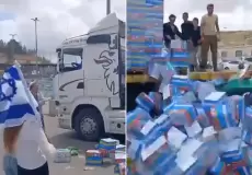 إسرائيليون يعرقلون شاحنات تحمل مساعدات الى غزة