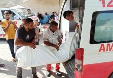 وصول شهداء وجرحى لمستشفى شهداء الأقصى جراء استهداف طائرات الاحتلال منزلا لعائلة أبو الكاس في مخيم البريج