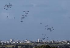 طائرات تسقط مساعدات غذائية لنازحين جنوب قطاع غزة