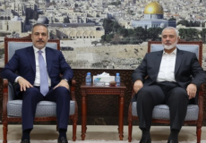 إسماعيل هنية يلتقي وزير الخارجية التركي في الدوحة