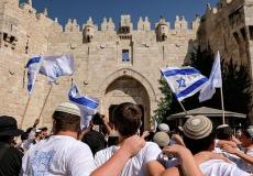 مسيرة الأعلام تصل الى باب العامود في القدس