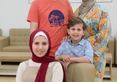 الطفلة الجريحة سلمى و عائلتها في الإمارات بعد تلقيها العلاج