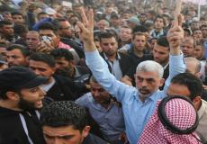 يحيى السنوار يتوسط جموع من الناس - أرشيف