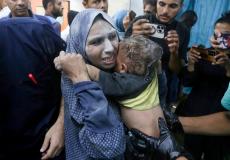 امرأة تحتضن طفلها بعد إحدى الاستهدافات في قطاع غزة