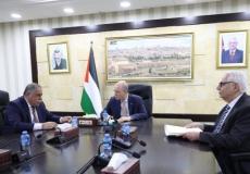 رئيس الوزراء يبحث مع نقيب الأطباء عددا من القضايا