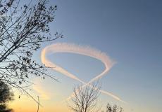 طائرات إسرائيلية ترسم رمز الأسرى المحتجزين في سماء عشرات المدن