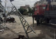 طواقم شركة الكهرباء تُزيل أخطار الشبكة المتضررة في رفح