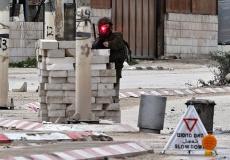 جندي إسرائيلي يطلق النار على الفلسطينيين