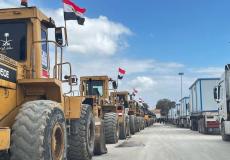 آلية ومعدات ثقيلة وكرفانات متواجدة عند الجانب المصري