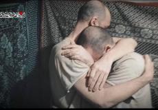 كتائب القسام تبث مشهدا لأسيرين إسرائيليين