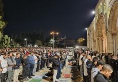 القدس - 70 ألفا يؤدون صلاتي العشاء والتراويح في المسجد الأقصى