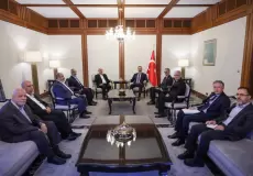 وزير الخارجية التركي خلال لقاء مع قيادات من حماس