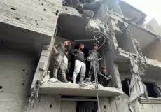 فلسطينيون بموقع غارة إسرائيلية على منزل في حي الشجاعية بمدينة غزة يوم 9 أبريل 2025 (رويترز)
