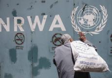 مسن فلسطيني على أبواب أحد مقرات الأونروا في غزة