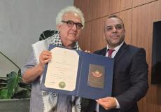الرئيس عباس يمنح الروائي البرازيلي حاطوم وسام الثقافة