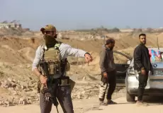 نازحون فلسطينيون يعبرون نقطة تفتيش يديرها عناصر أمن أمريكيين ومصريين في محور نتساريم - توضيحية