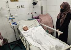 الطبيبة النجار برفقة طفلها العاشر الذي أصيب في الغارة (الأناضول)