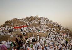 الحجاج يتوافدون إلى صعيد عرفات