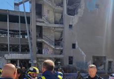 جانب من مبنى تضرّر إثر الدفعة الأخير من الصواريخ